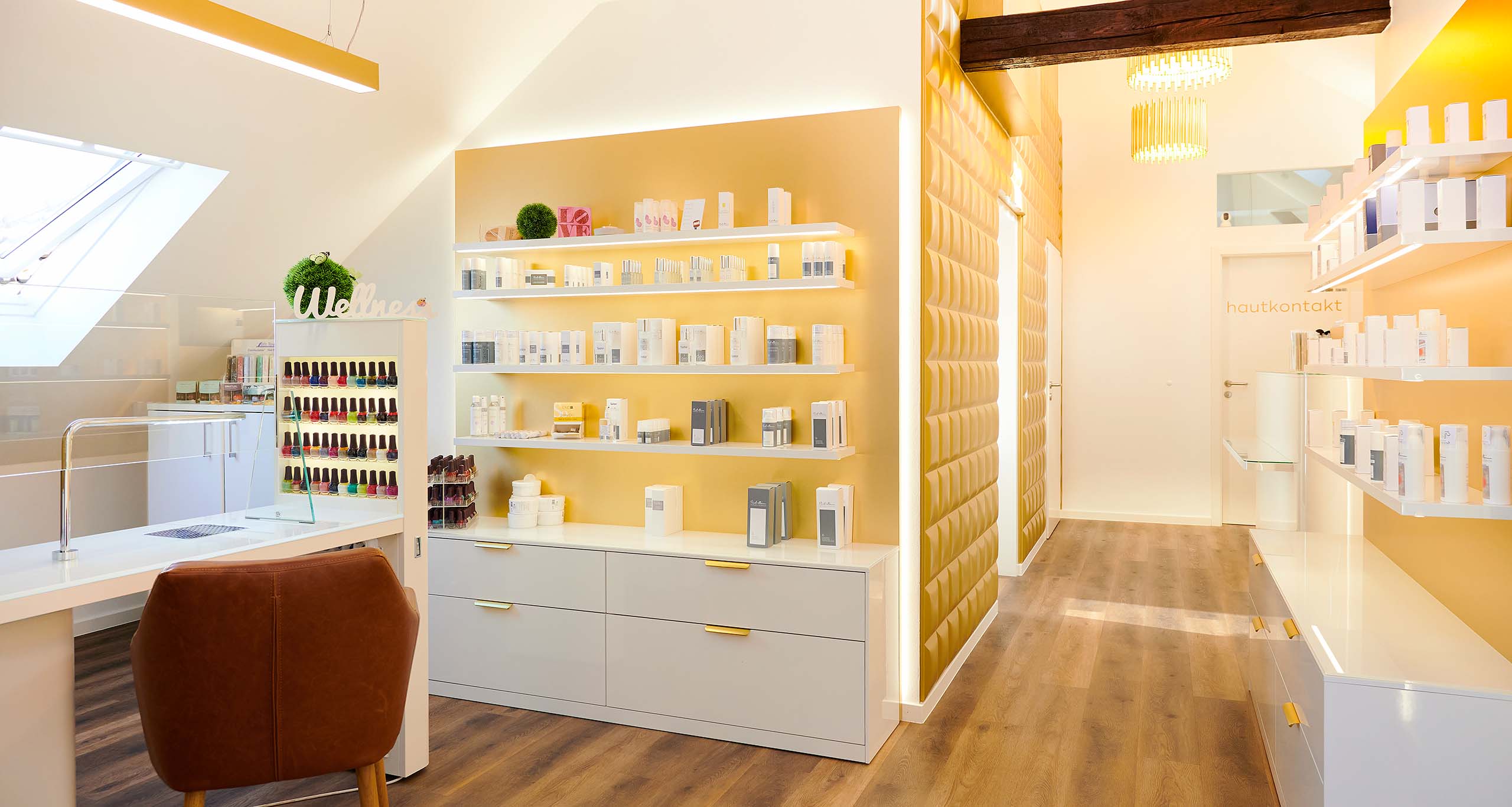 Ein Kosmetikladen in Bremen mit Regalen voller Naturkosmetik.